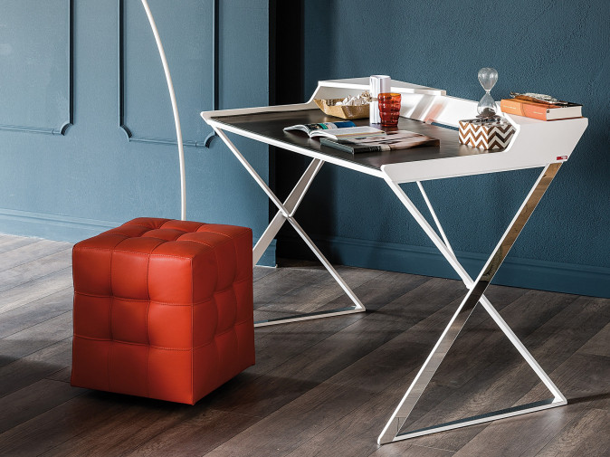 Стол письменный Qwerty